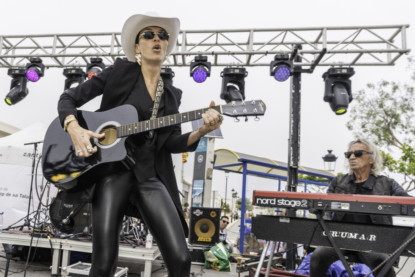 Sandy Valey y su banda traen su show de Elvis al escenario del bar restaurante Clab
