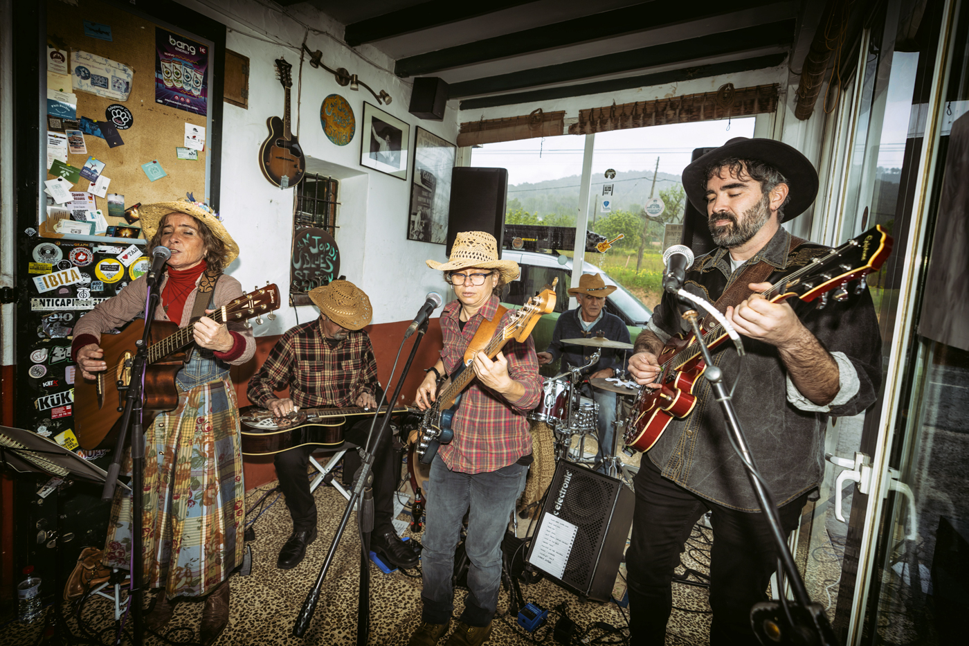 Tarde de country y folk en la orilla de Cala Vedella, con el quinteto Cotton Cactus