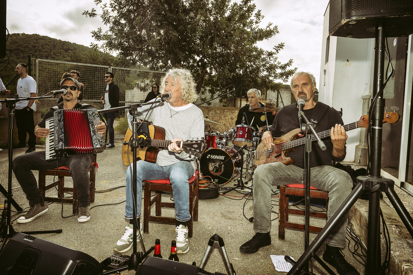 Noche de música irlandesa en el patio de Racó Verd, con The Moonshine Trio