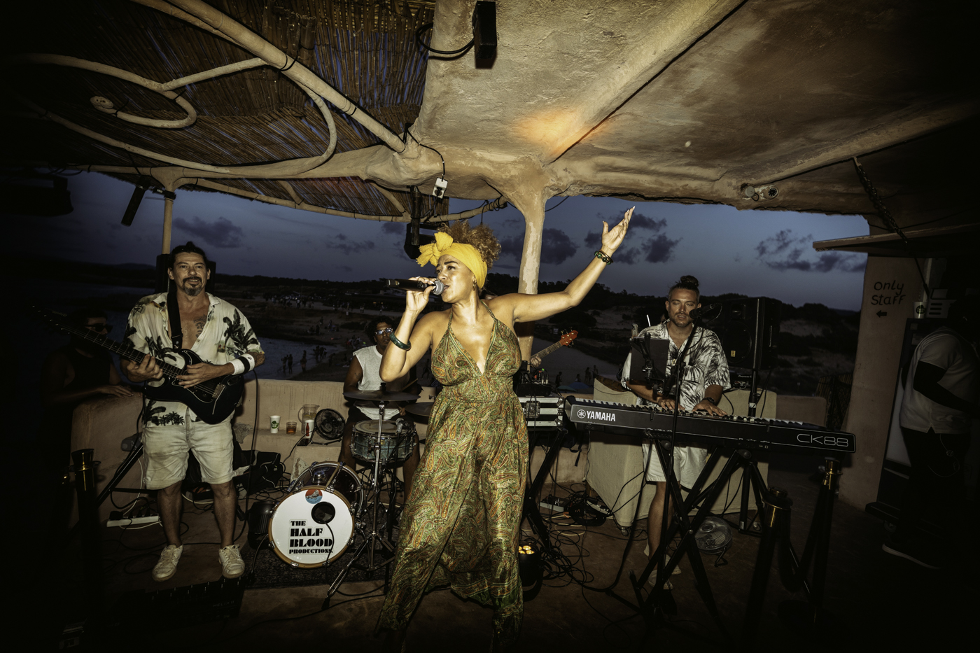 Atardecer en Sunset Cala Conta con la música de Mimi Barber & The Groove Machine