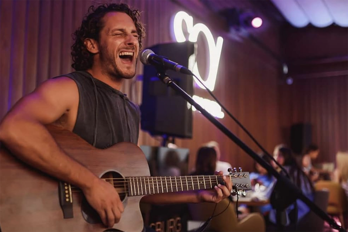 Hector Roldan Back on Stage at Cas Costas with Melodic Song and Pop