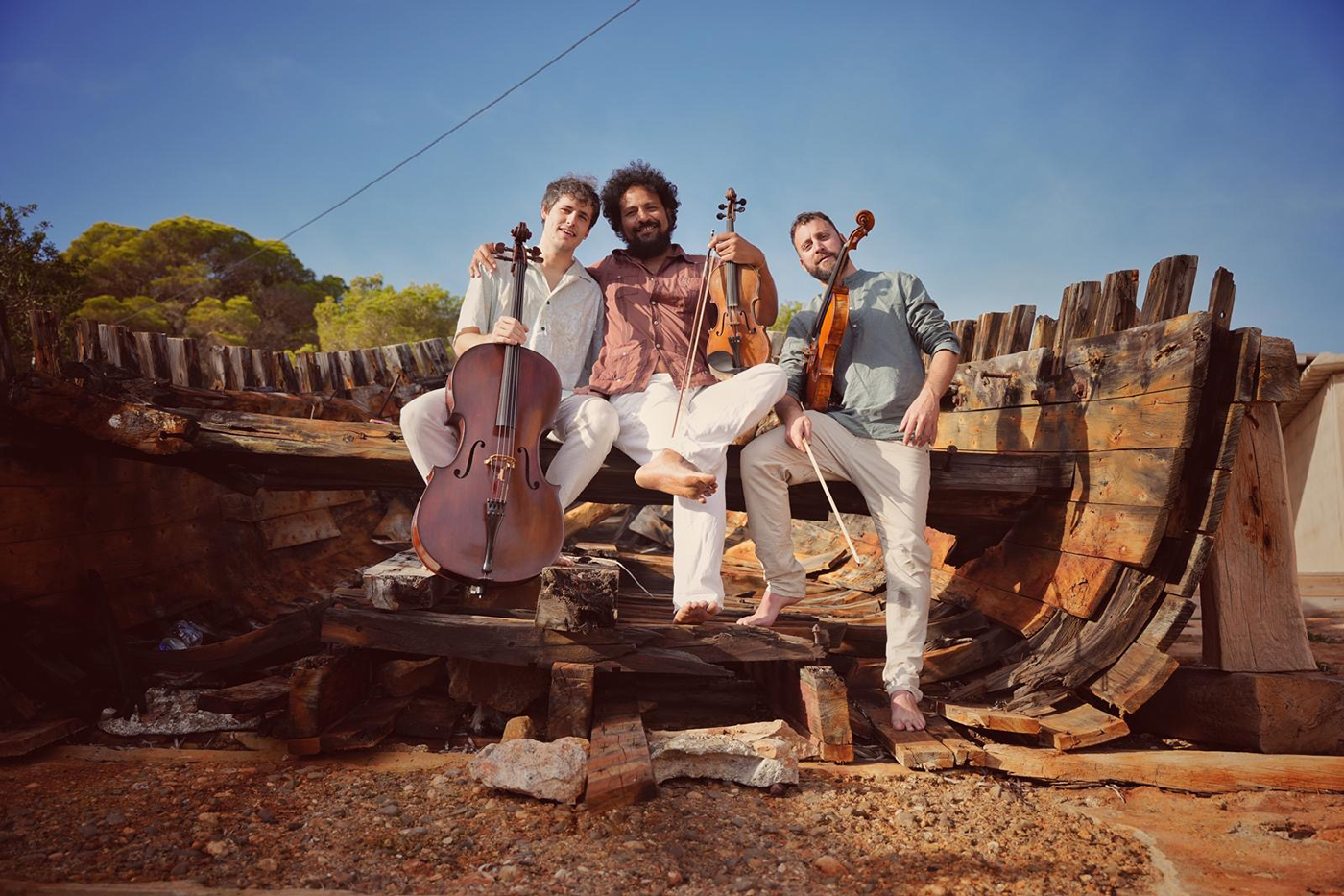 Ibiza String Ensemble, en la inauguración de la exposición 'Transiciones', en Caló de s'Oli